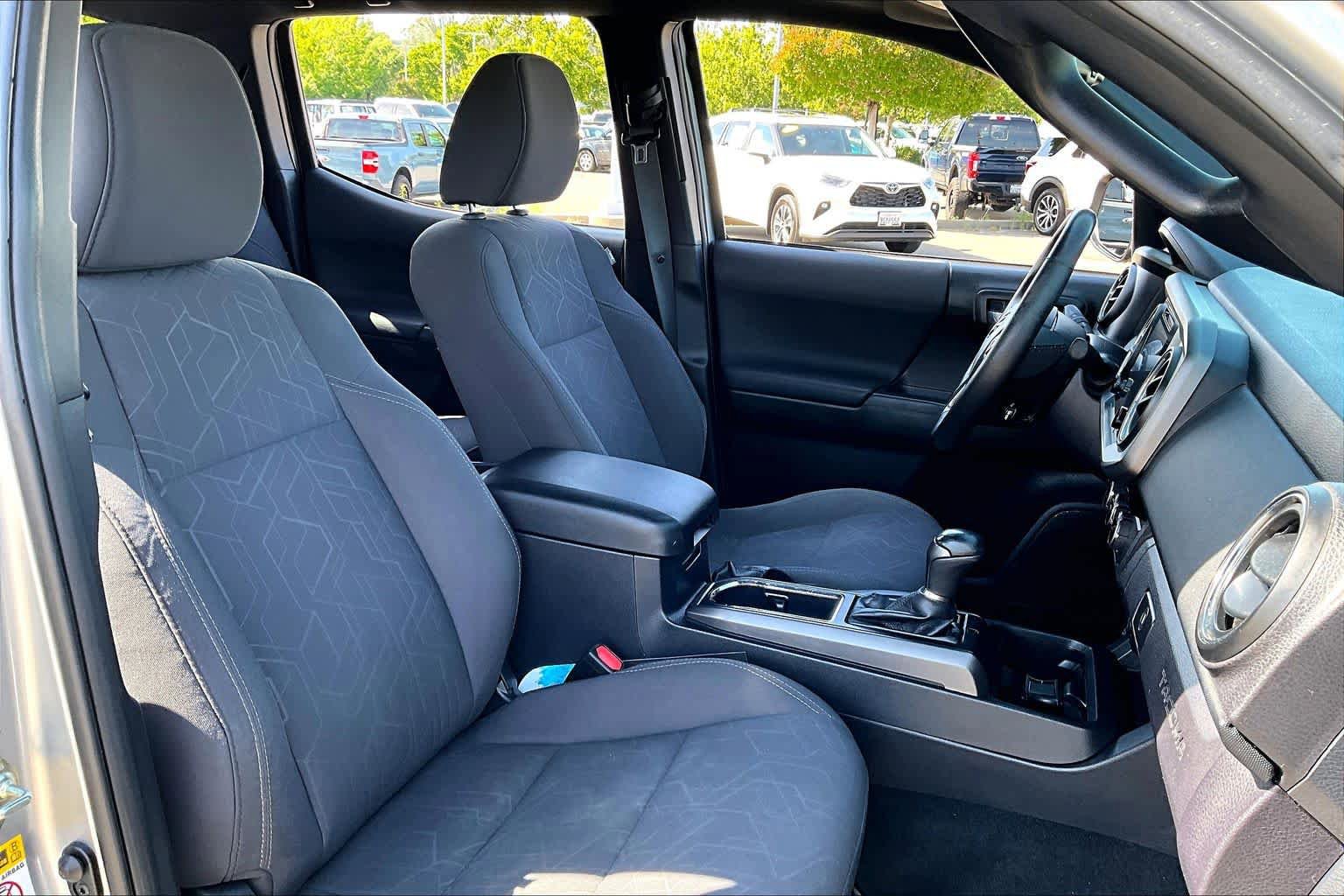 Used 2017 Toyota Tacoma TRD Off-Road RWD image 8