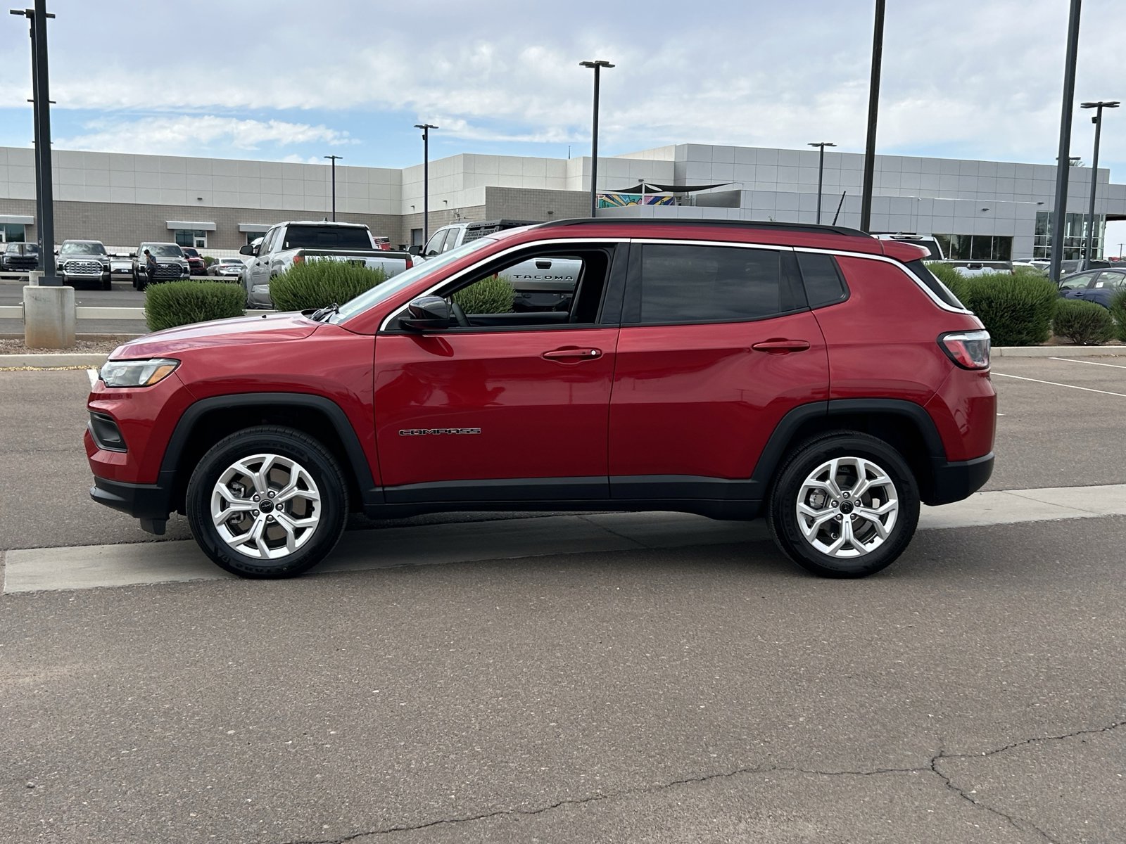 Used 2025 Jeep Compass Latitude AWD/4WD image 2