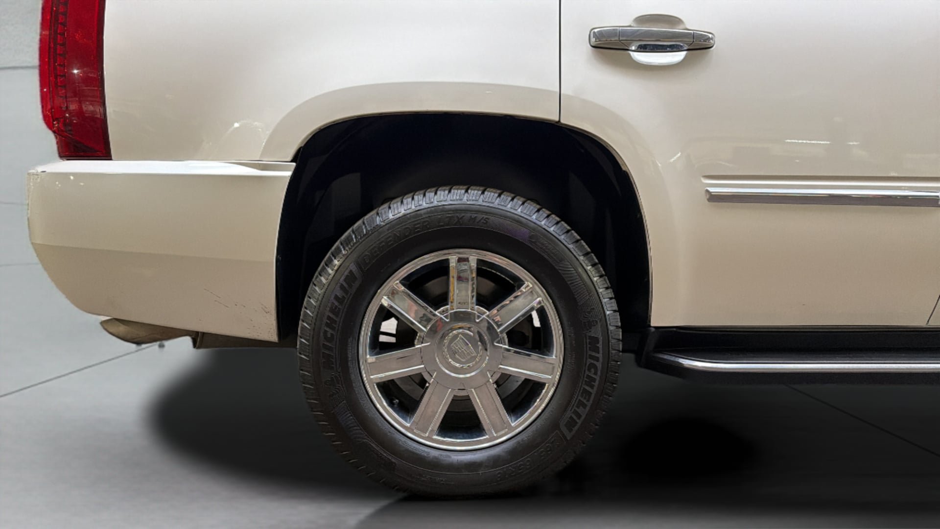 Used 2007 Cadillac Escalade AWD w/ Climate Package image 7