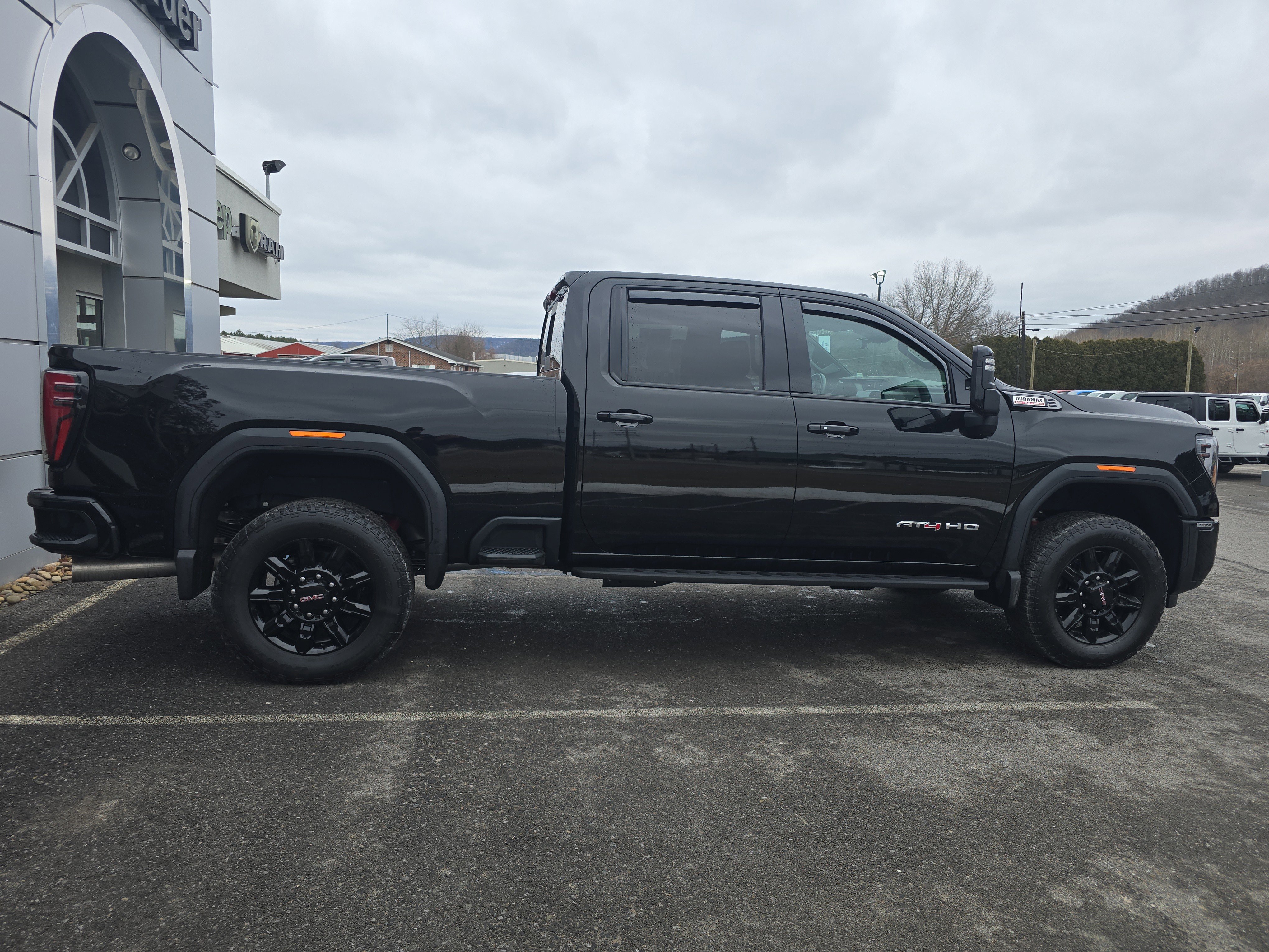 Used 2025 GMC Sierra 2500 AT4 w/ AT4 Premium Plus Package image 2