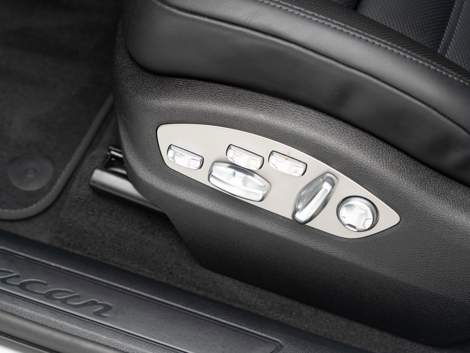 Certified 2025 Porsche Macan AWD/4WD image 15