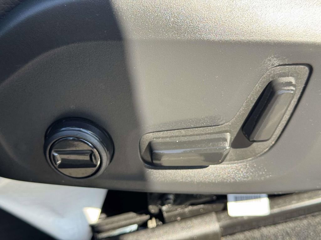 Certified 2023 Volvo XC60 B5 Plus w/ Climate Package image 18
