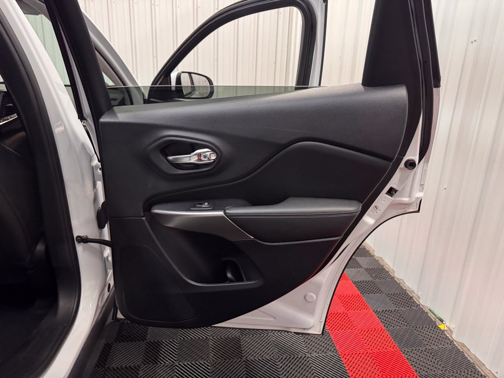 Used 2021 Jeep Cherokee Latitude Plus AWD/4WD image 38