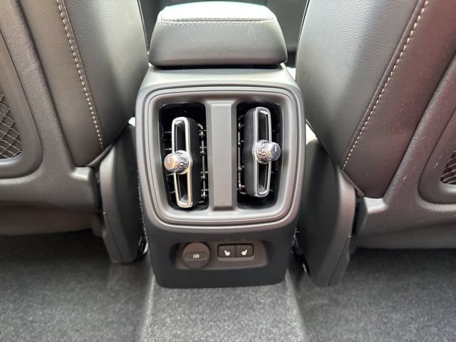 Certified 2025 Volvo XC40 B5 Core AWD/4WD image 17