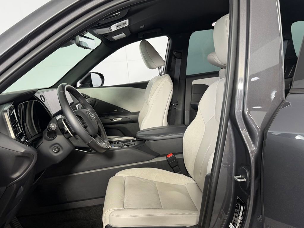 Used 2025 Lexus TX 550h AWD Plug-In Hybrid w/ Technology Package image 19