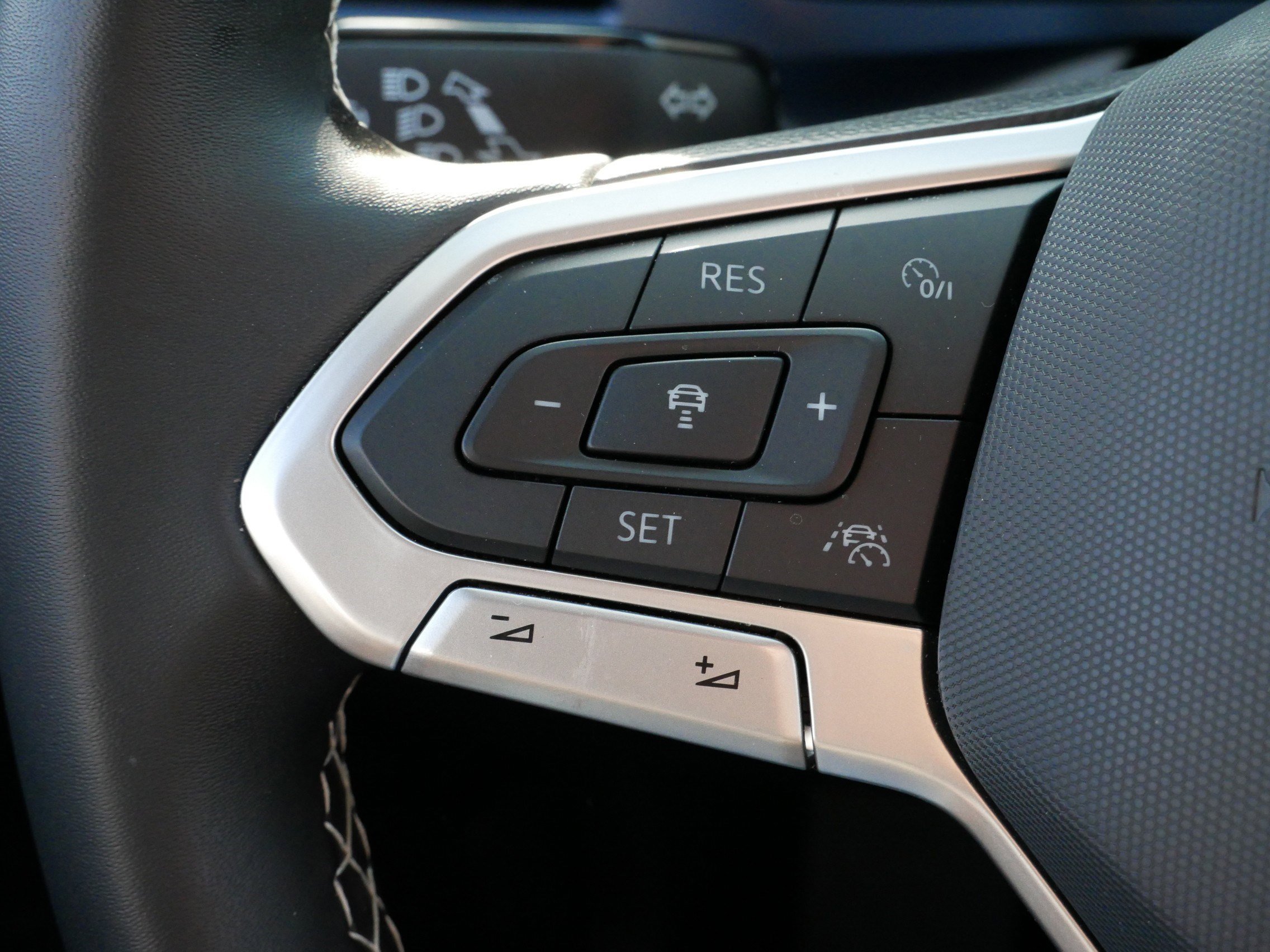 Used 2024 Volkswagen Taos SE w/ Panoramic Sunroof Package image 26