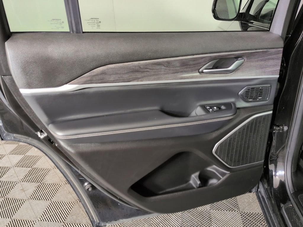Used 2021 Jeep Grand Cherokee L Limited AWD/4WD image 34