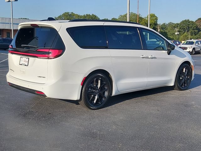 Used 2025 Chrysler Pacifica Limited FWD image 3