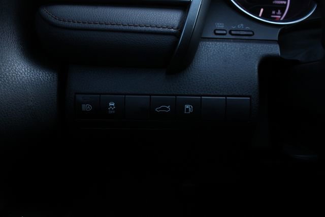 Used 2018 Toyota Camry LE image 9