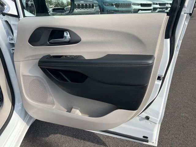 Used 2024 Chrysler Pacifica Touring-L FWD image 31