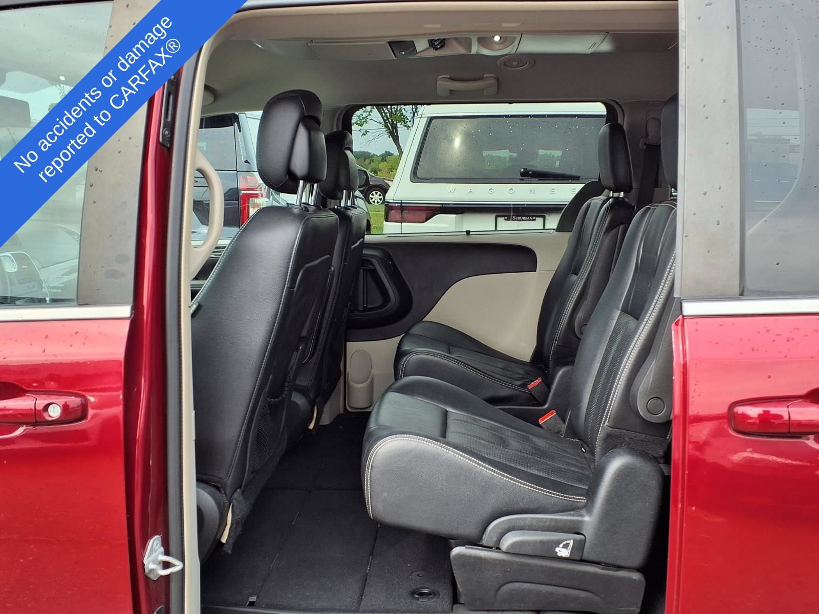 Used 2015 Chrysler Town & Country Touring-L FWD image 10