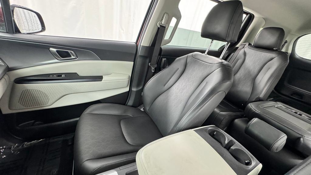 Used 2024 Kia Carnival LX FWD image 13