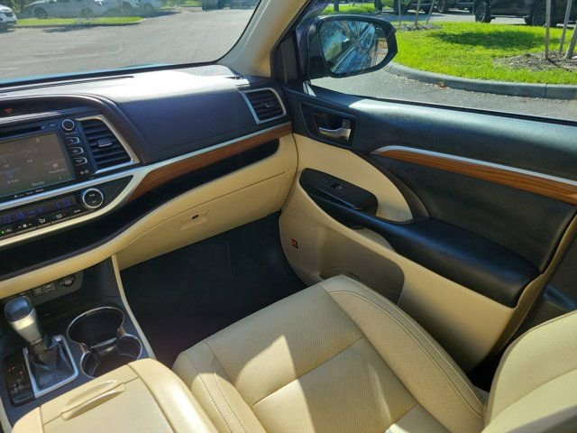 Used 2019 Toyota Highlander Limited FWD image 18