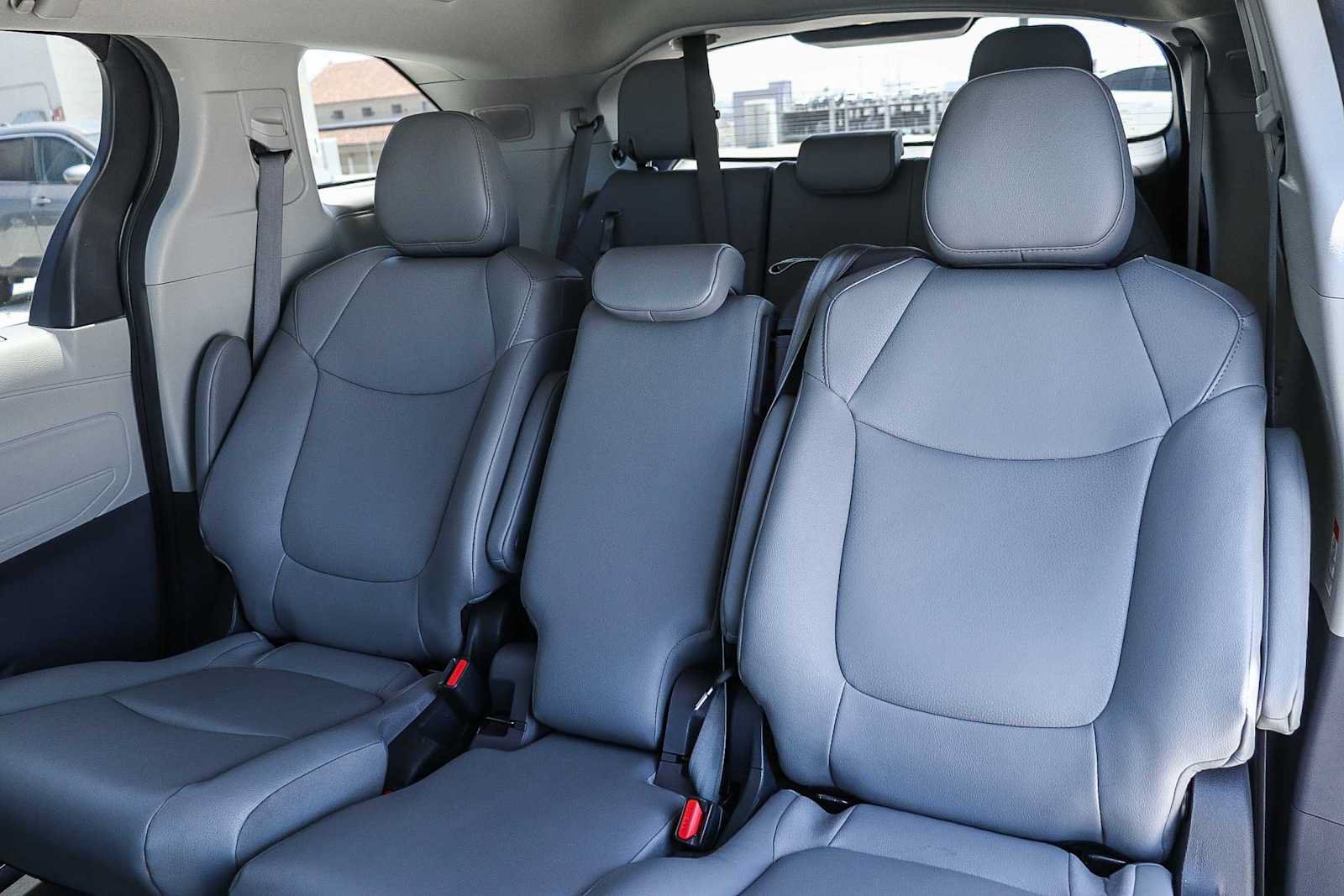 Used 2023 Toyota Sienna XLE w/ XLE Plus Package FWD image 17