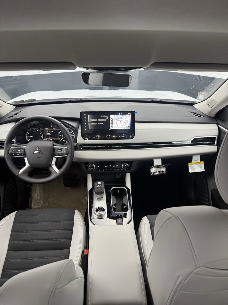 New 2025 Mitsubishi Outlander SE image 32