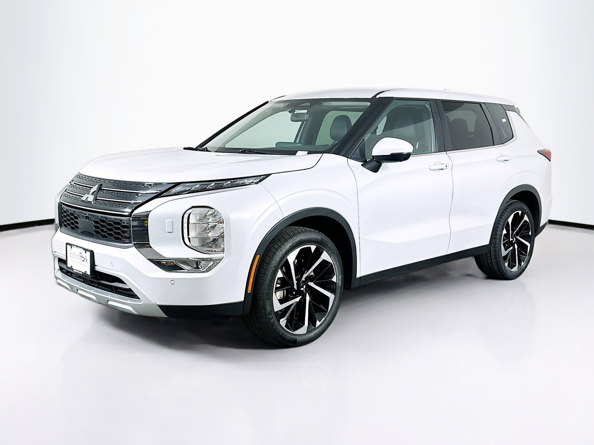 Used 2024 Mitsubishi Outlander SE image 3