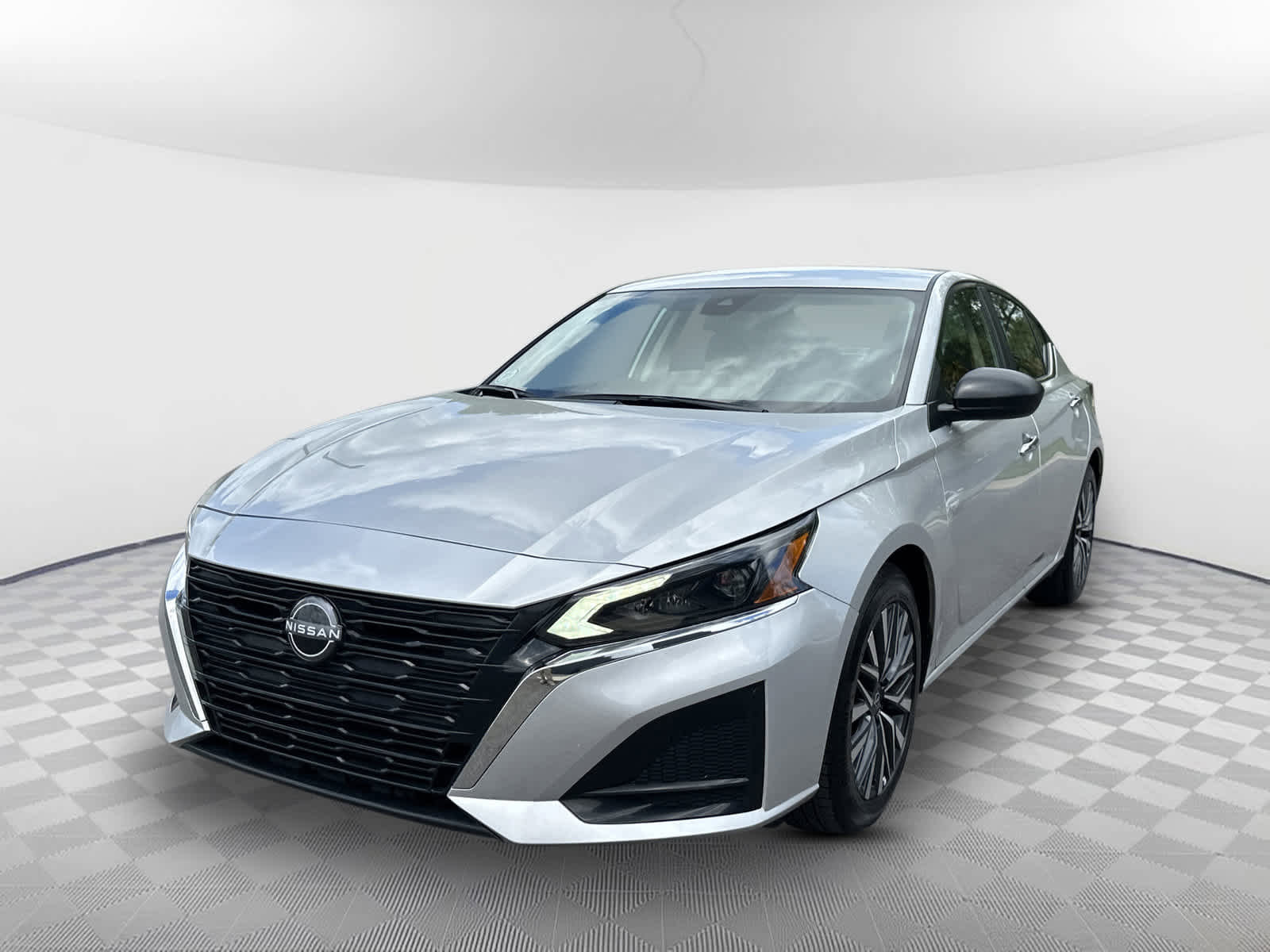Used 2025 Nissan Altima 2.5 SV FWD image 3