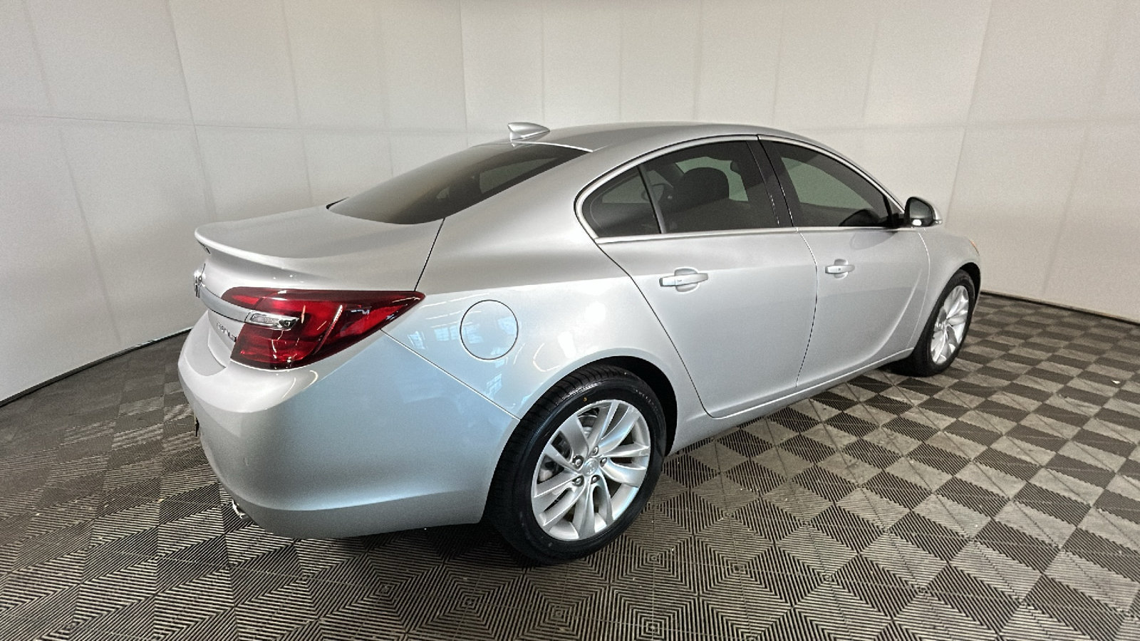 Used 2015 Buick Regal Premium w/ Experience Buick Package FWD image 3