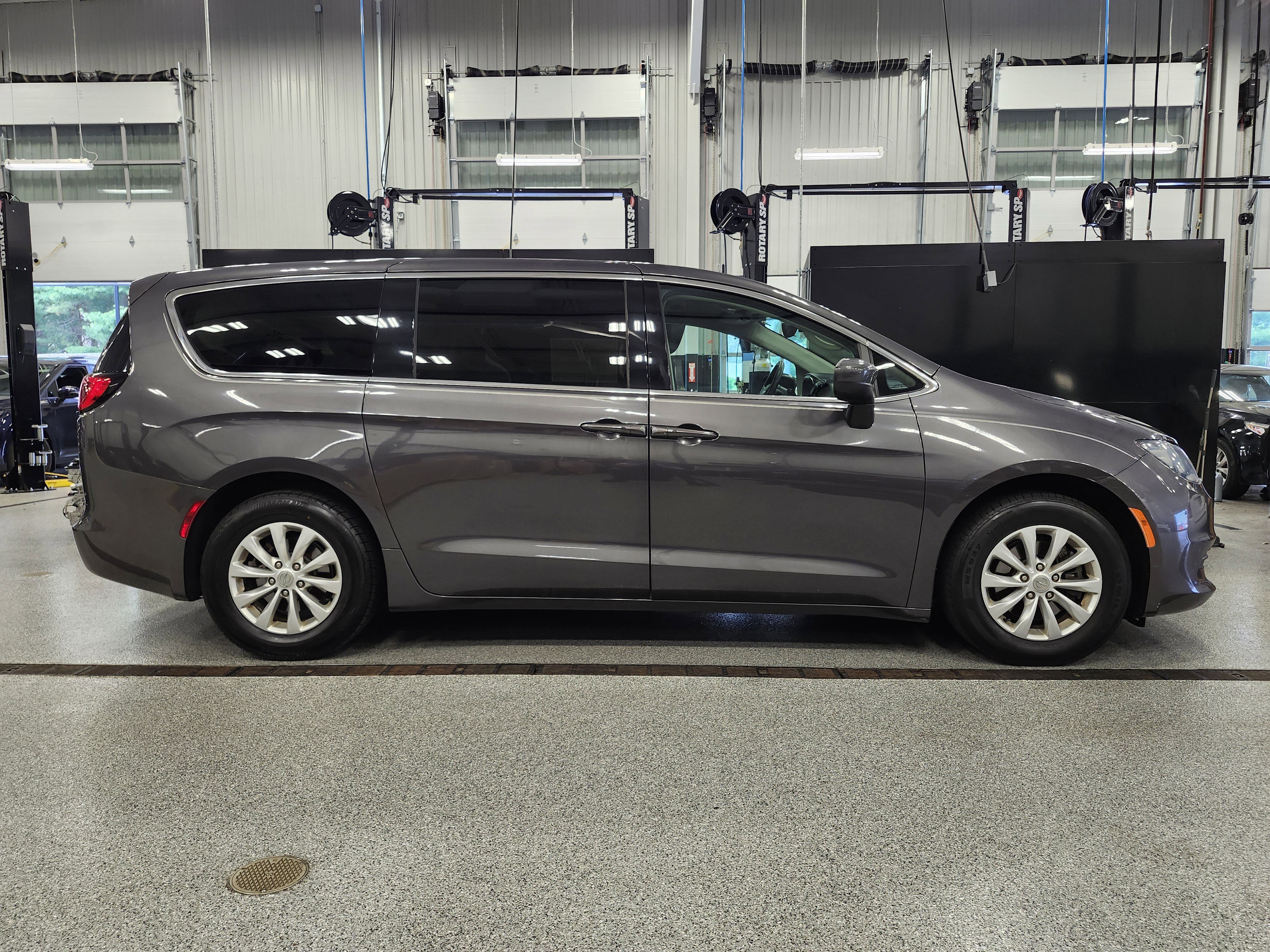 Used 2017 Chrysler Pacifica Touring w/ Tire & Wheel Group image 2