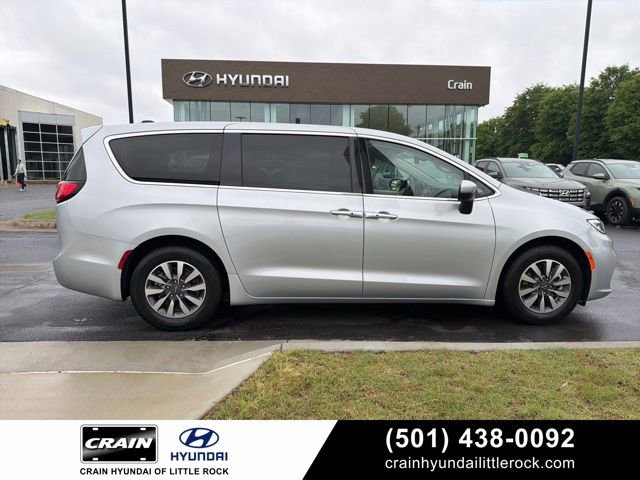 Used 2023 Chrysler Pacifica Touring-L FWD image 1