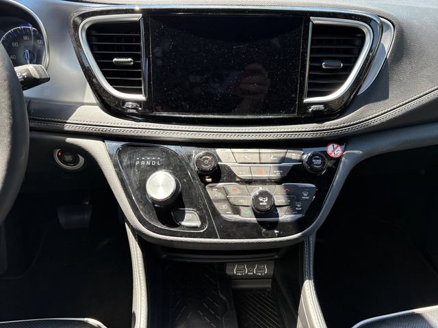 Used 2025 Chrysler Pacifica Limited FWD image 11