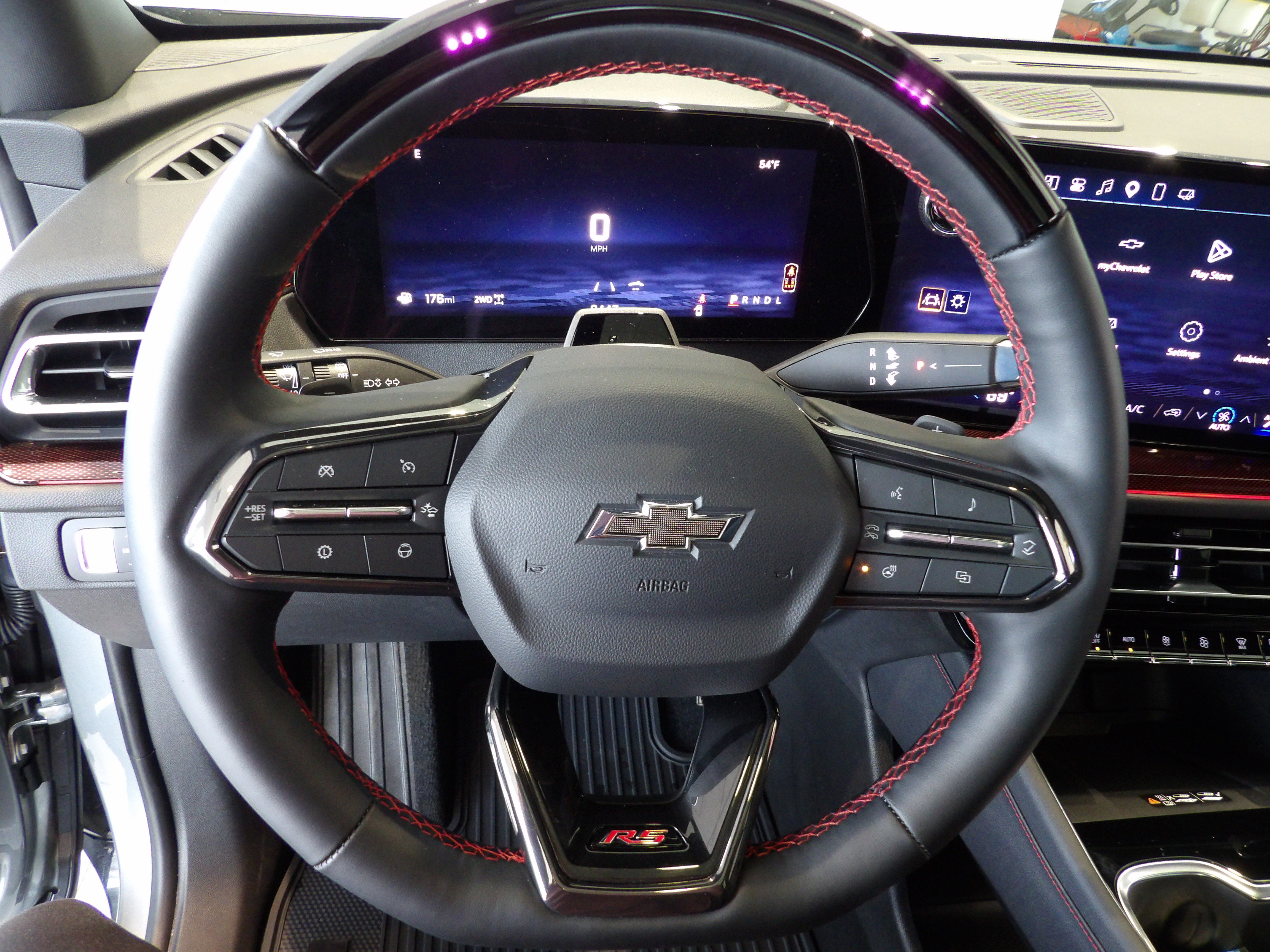 Used 2025 Chevrolet Traverse RS image 12