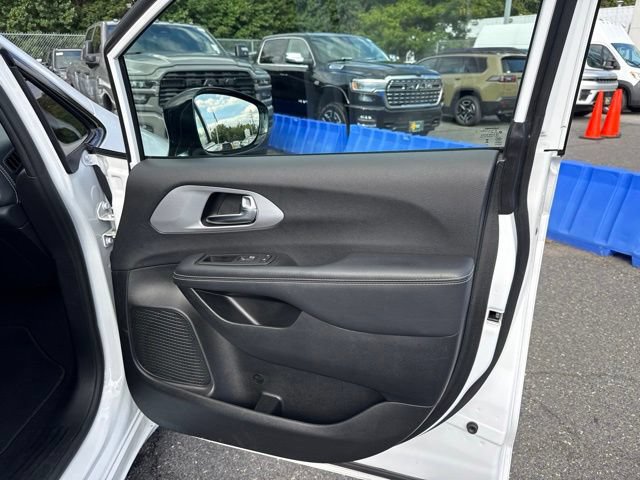 Used 2025 Chrysler Pacifica Limited FWD image 31
