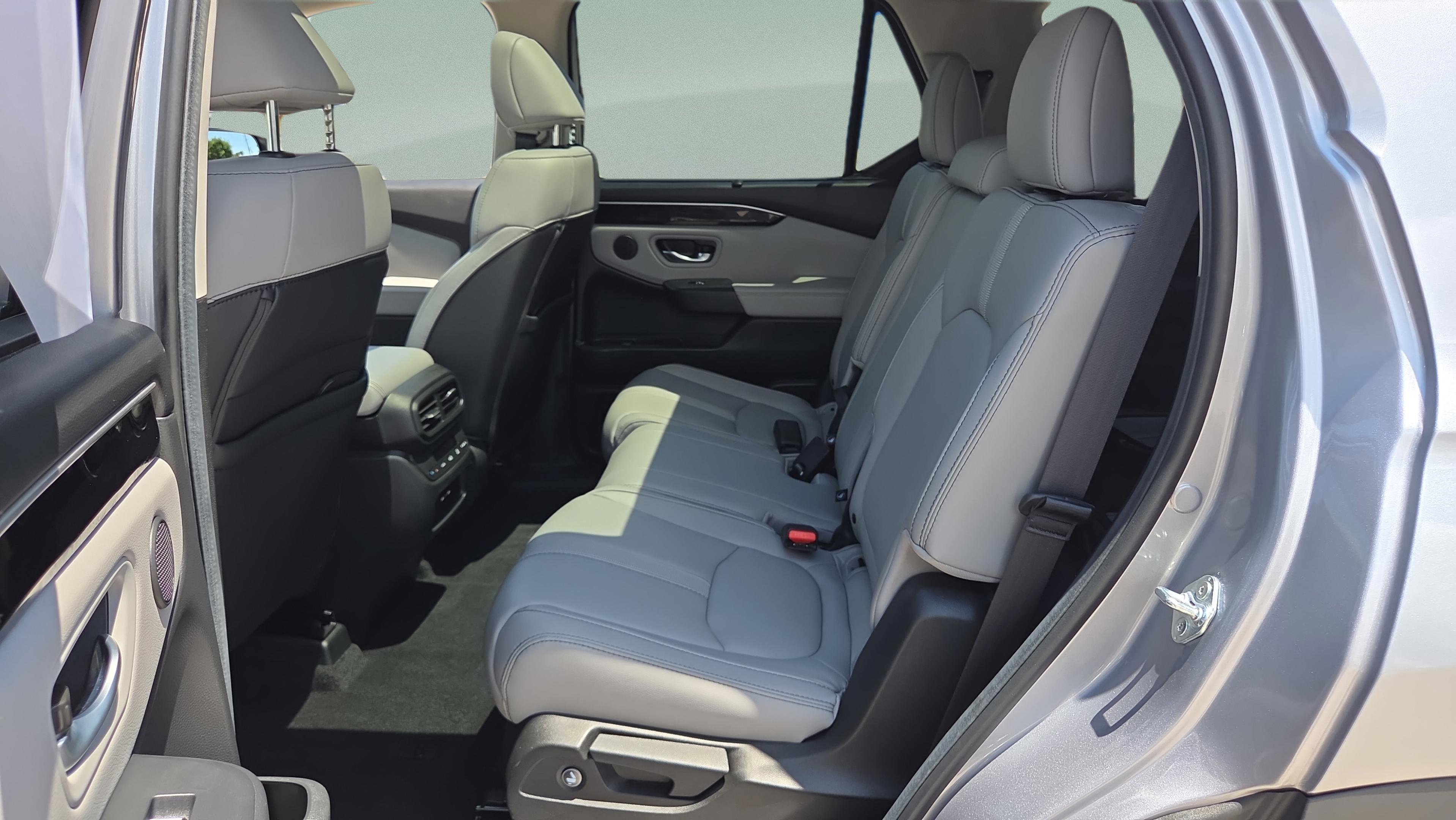 Used 2025 Honda Pilot Touring image 11