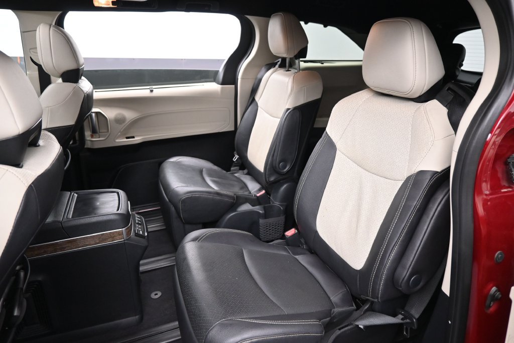 Used 2025 Toyota Sienna Platinum AWD/4WD image 21