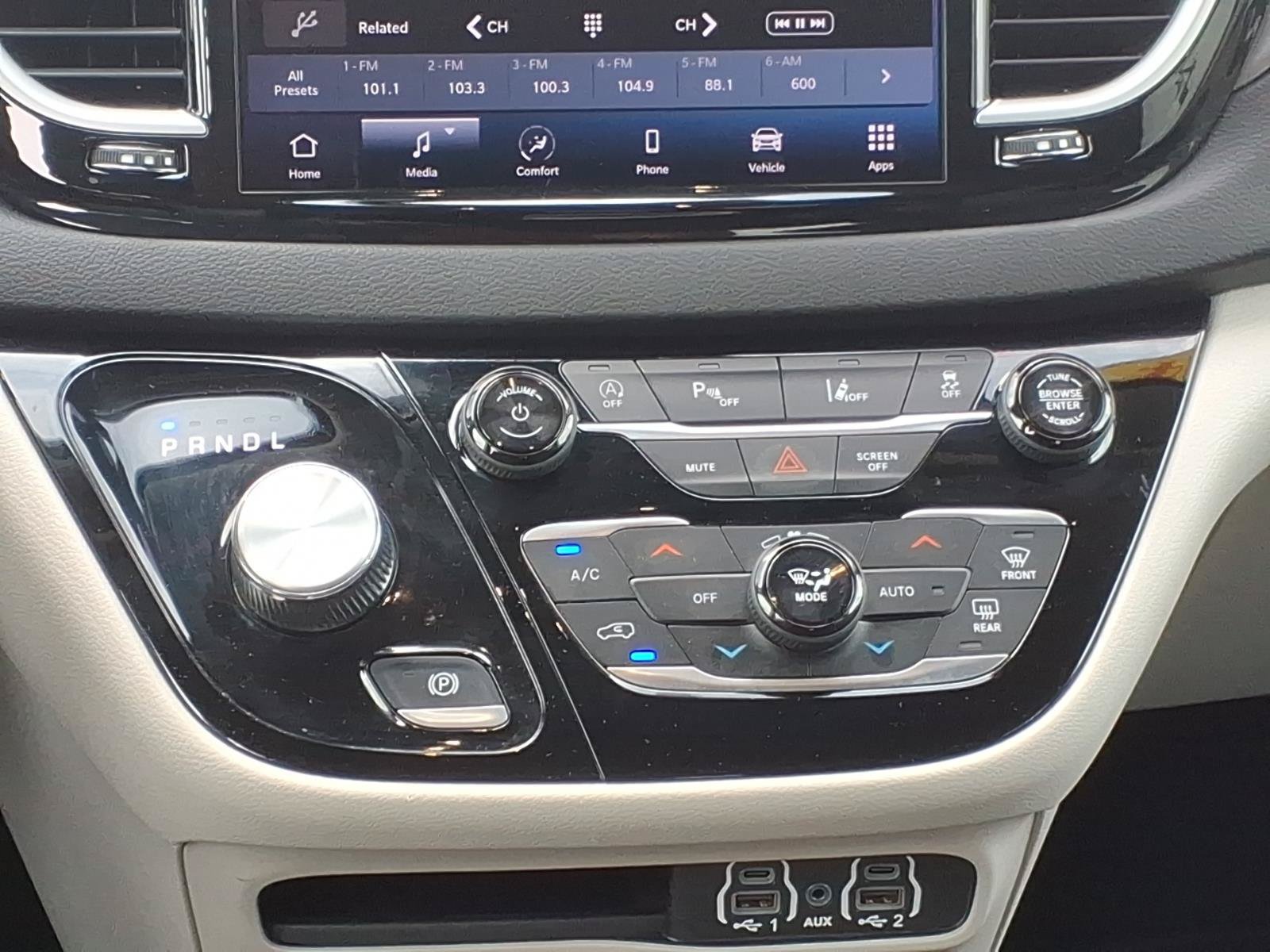 Used 2024 Chrysler Pacifica Touring-L FWD image 14