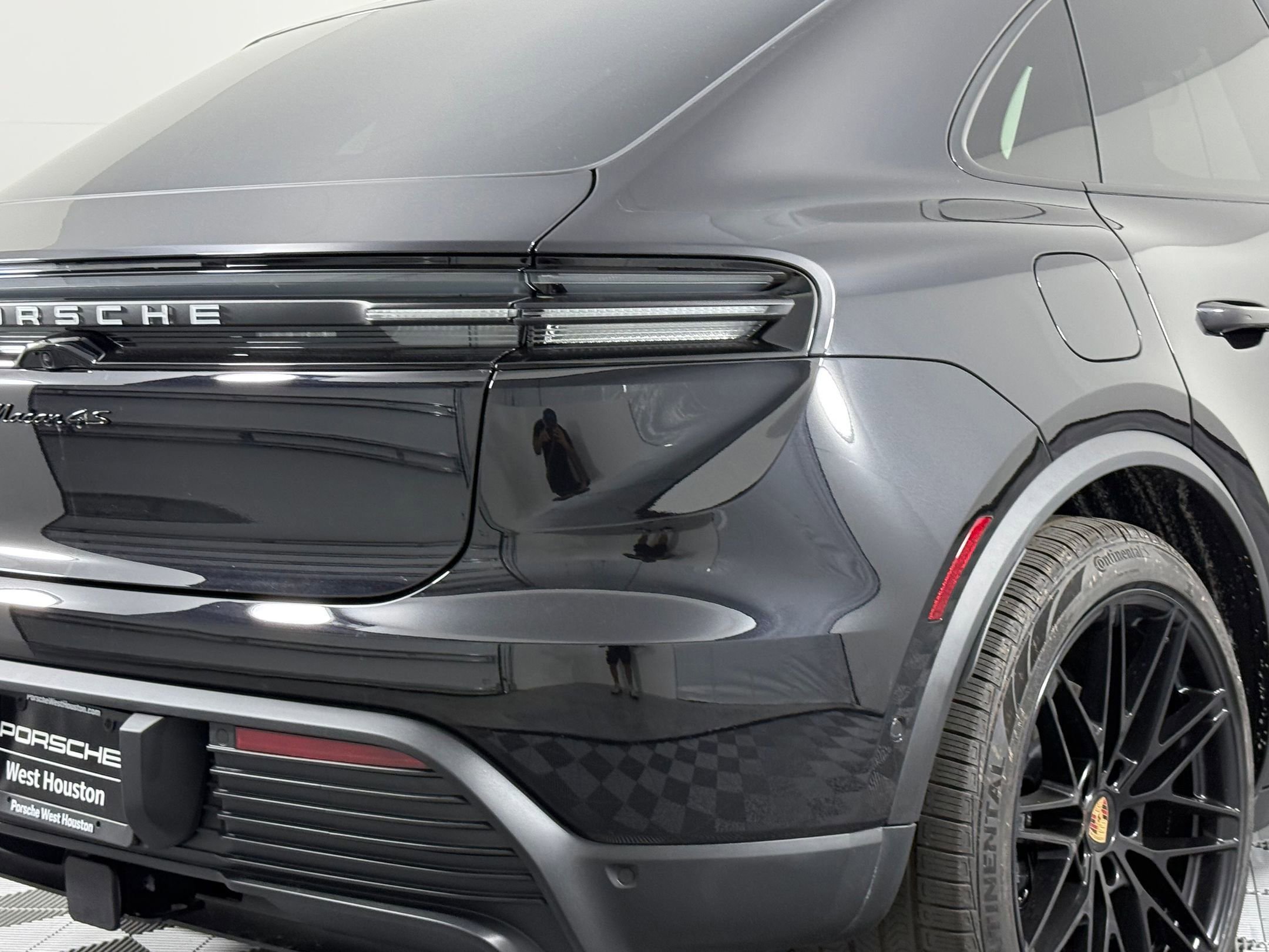 Certified 2025 Porsche Macan 4S Electric AWD/4WD image 24
