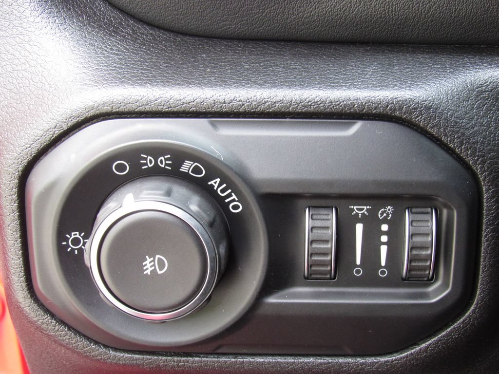 Used 2018 Jeep Wrangler Unlimited Sahara w/ Uconnect 4C Nav & Sound Group AWD/4WD image 30