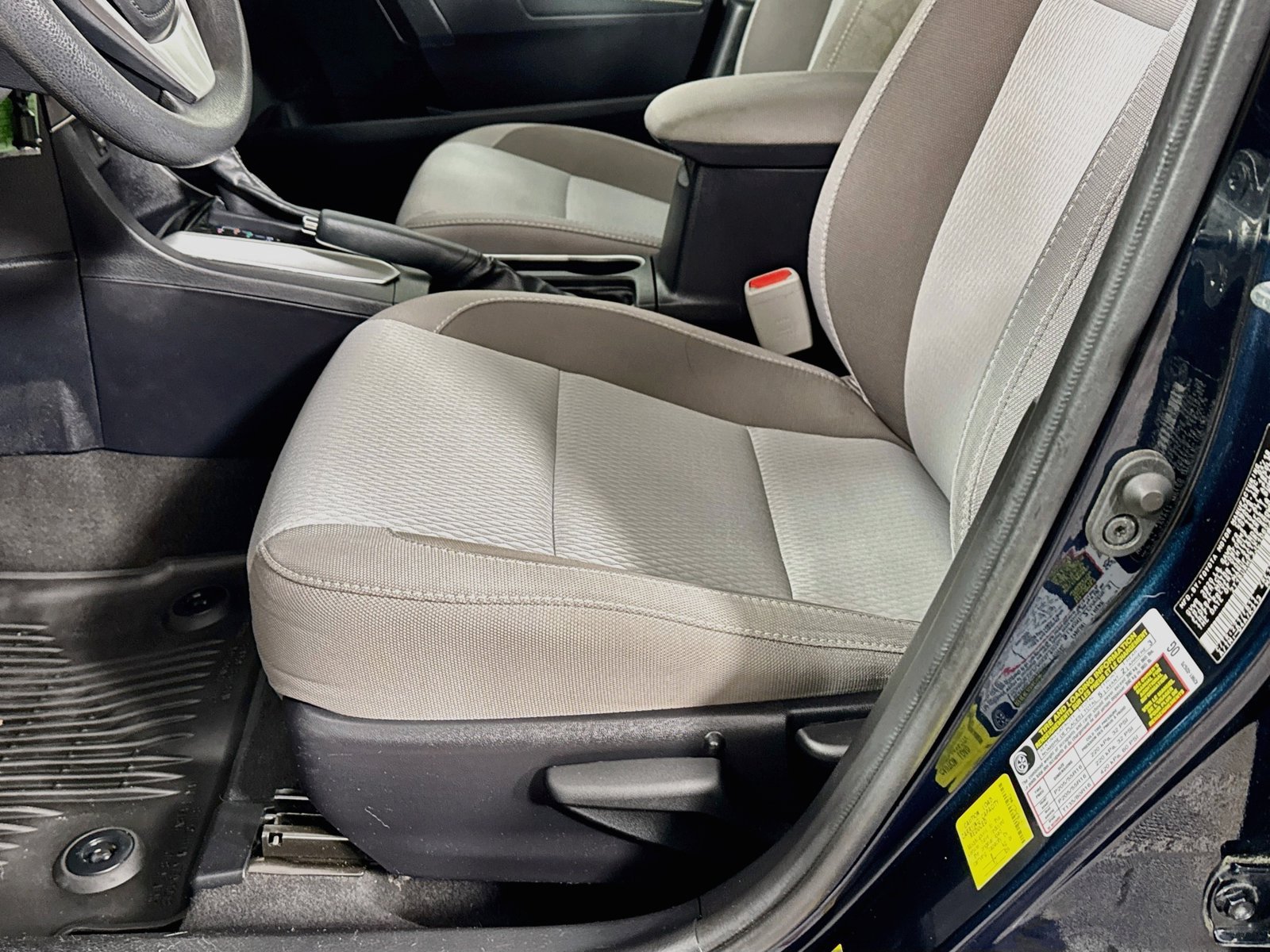 Used 2018 Toyota Corolla LE FWD image 18
