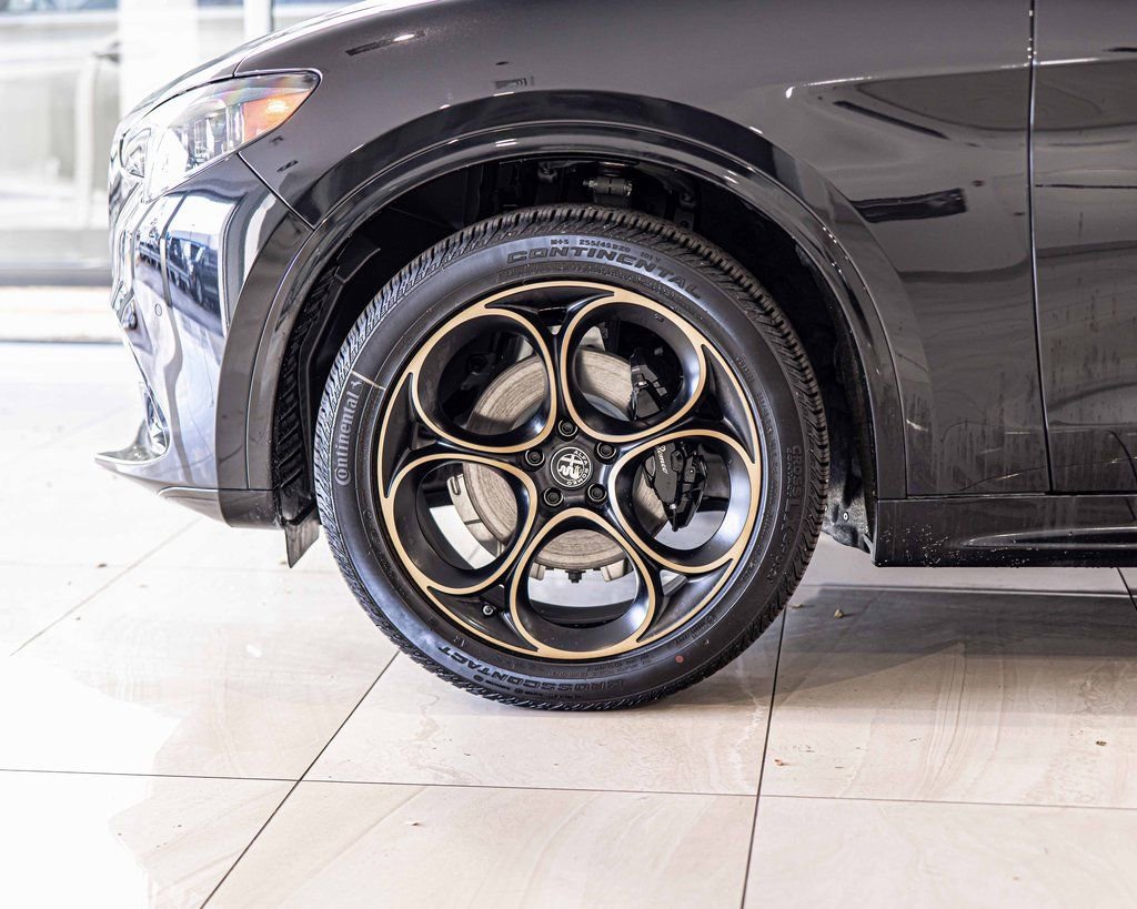 New 2025 Alfa Romeo Stelvio Sprint image 8