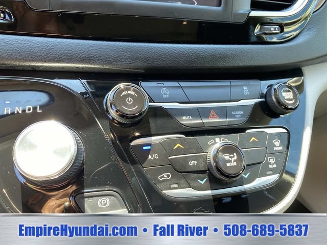 Used 2023 Chrysler Voyager LX FWD image 10