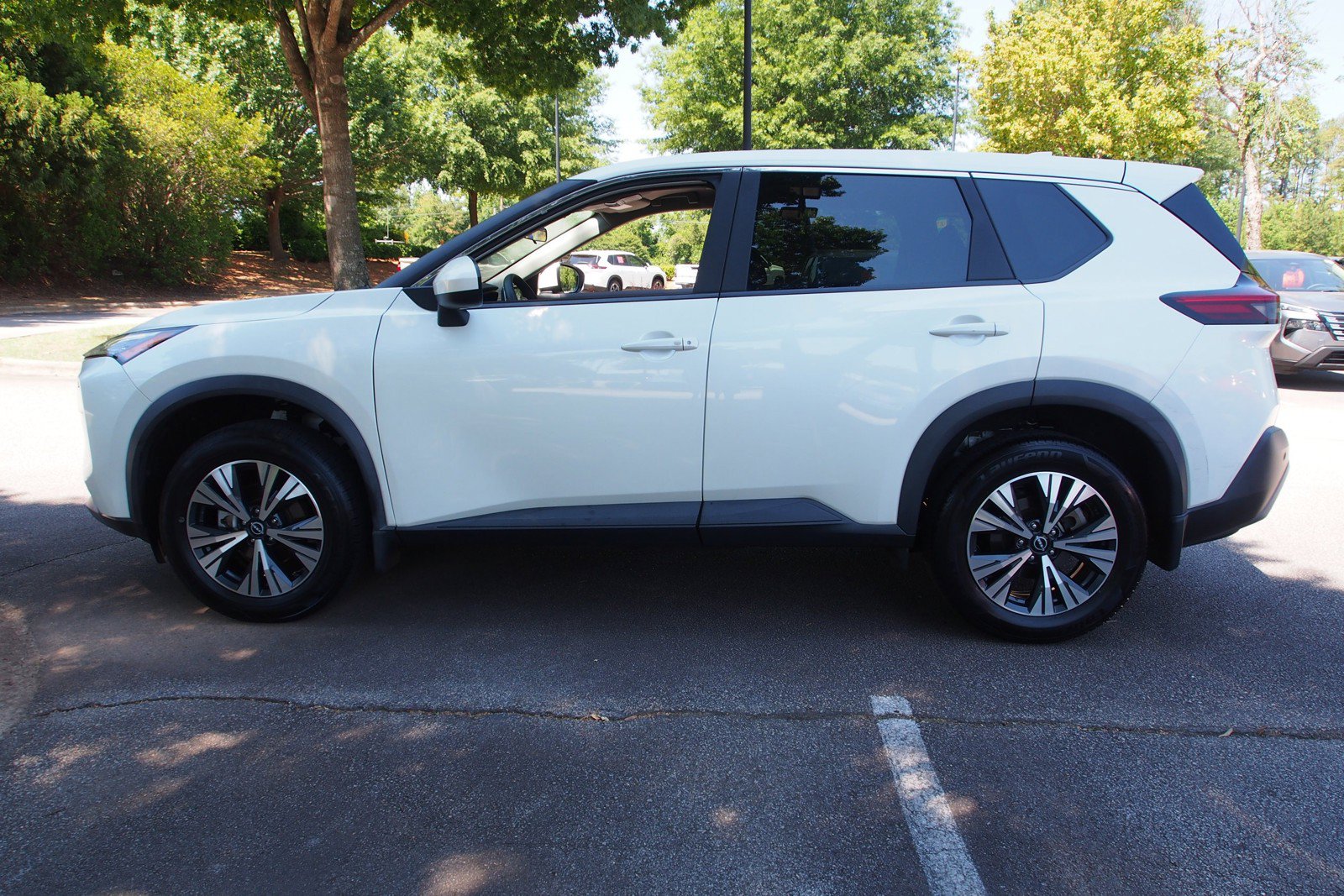 Used 2023 Nissan Rogue SV FWD image 4