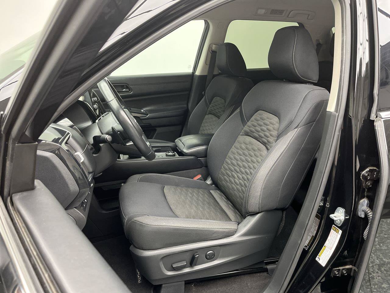 Used 2024 Nissan Pathfinder SV w/ Black Appearance Package AWD/4WD image 8
