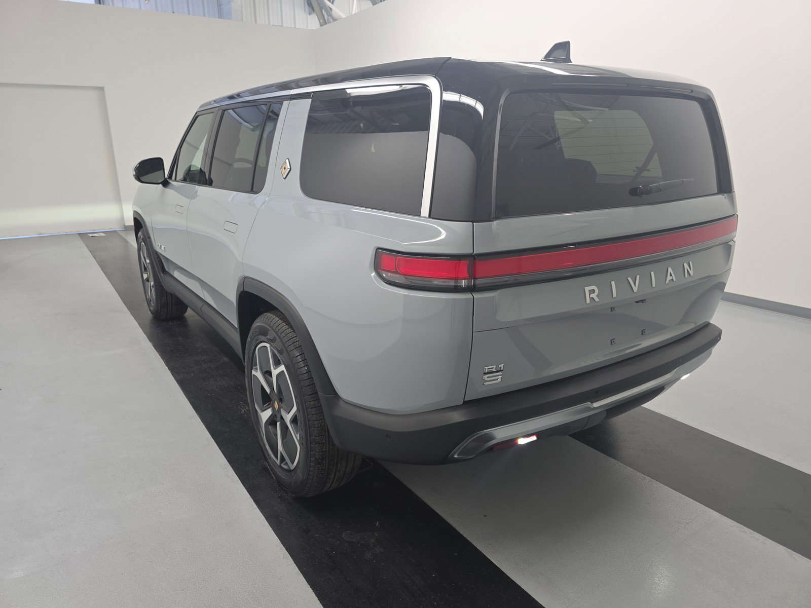 Used 2024 Rivian R1S Adventure image 3