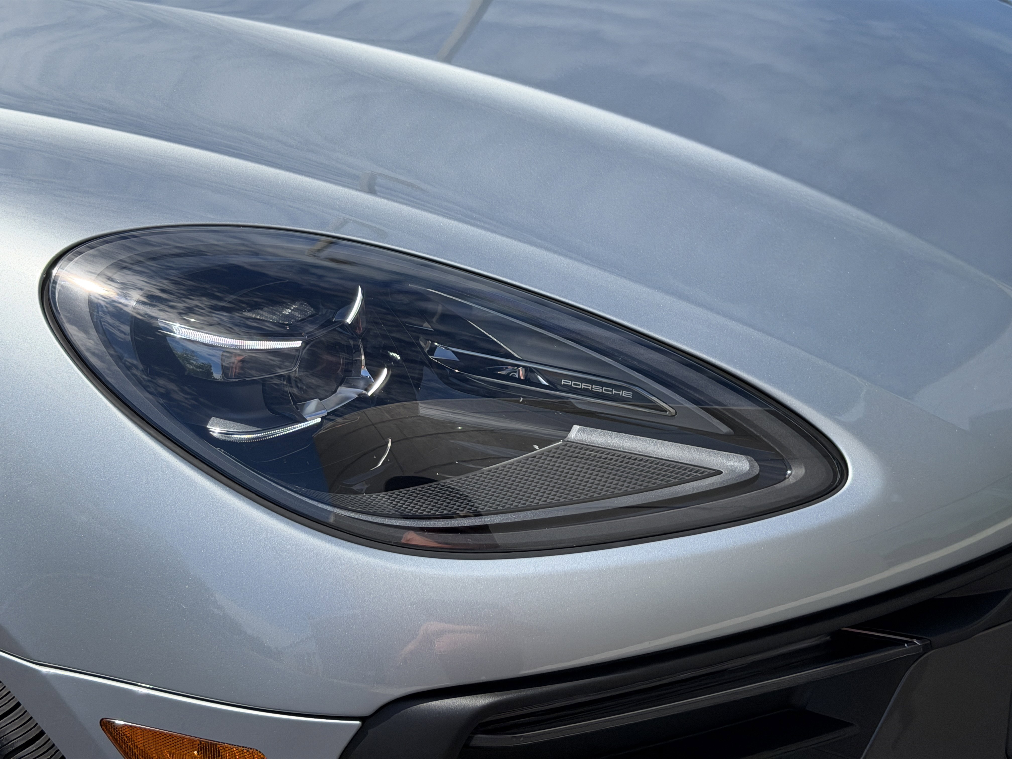 Certified 2025 Porsche Macan Turbo image 11