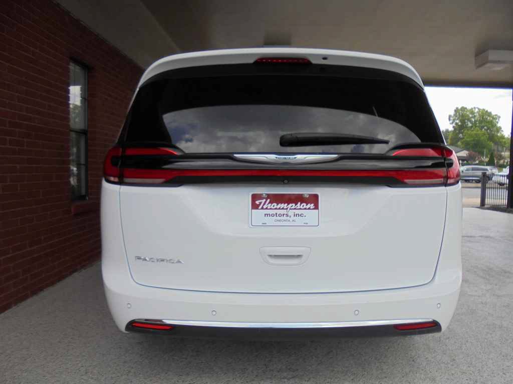 Used 2024 Chrysler Pacifica Touring-L FWD image 4