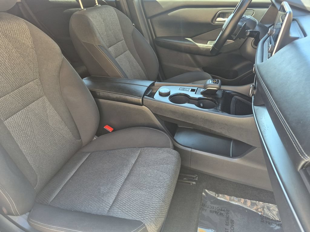 Used 2025 Nissan Rogue SV AWD/4WD image 16