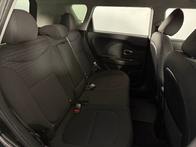 Used 2015 Kia Soul ! FWD image 16