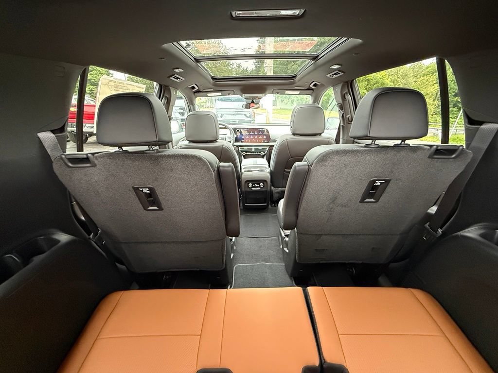 New 2027 Chevrolet Traverse Z71 w/ LPO, Floor Liner Package AWD/4WD image 33