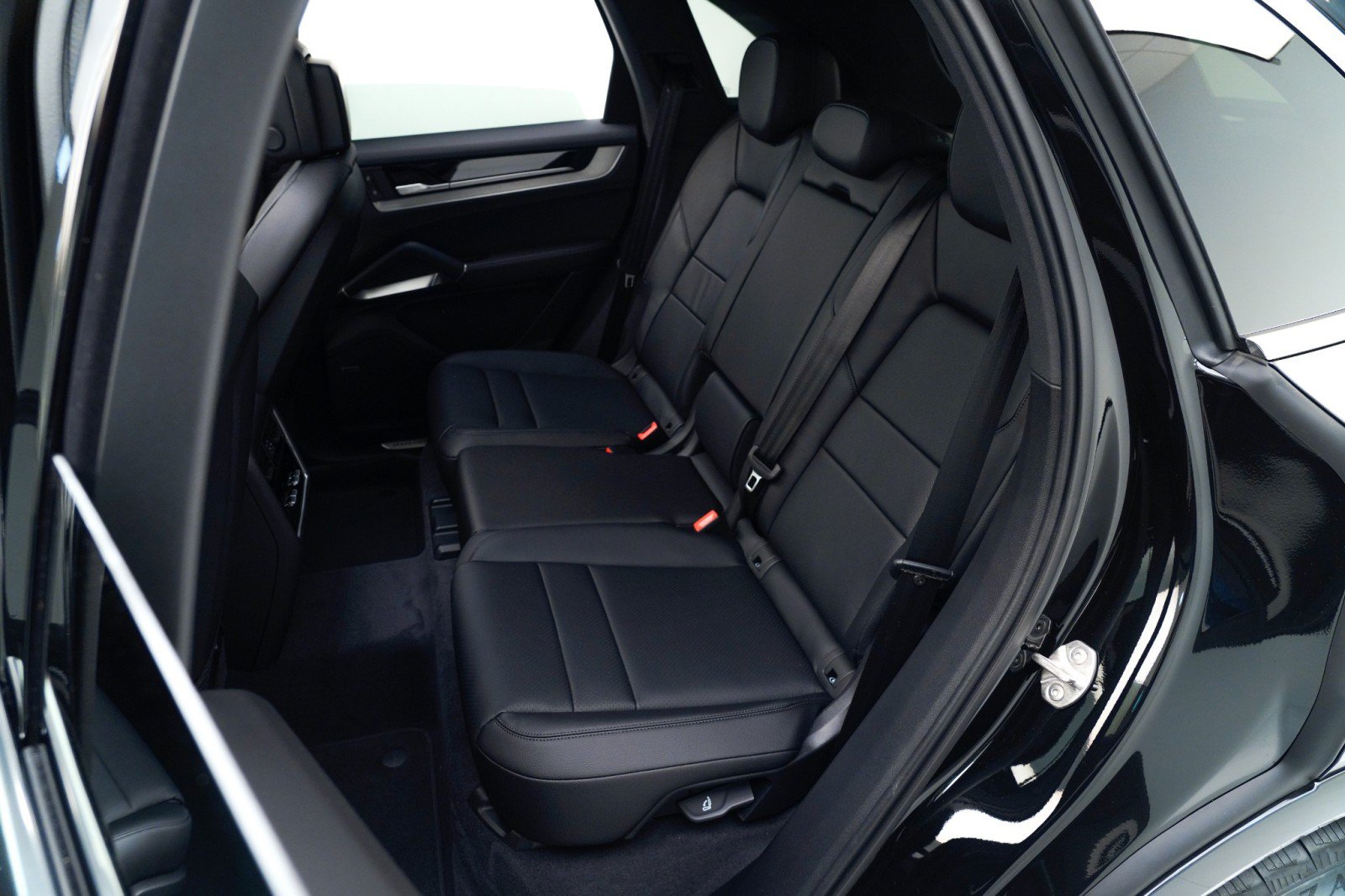 Certified 2026 Porsche Cayenne AWD/4WD image 31