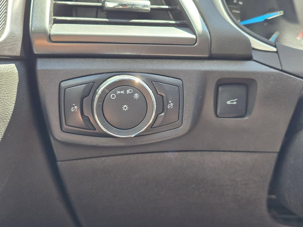 Used 2015 Ford Fusion SE FWD image 18