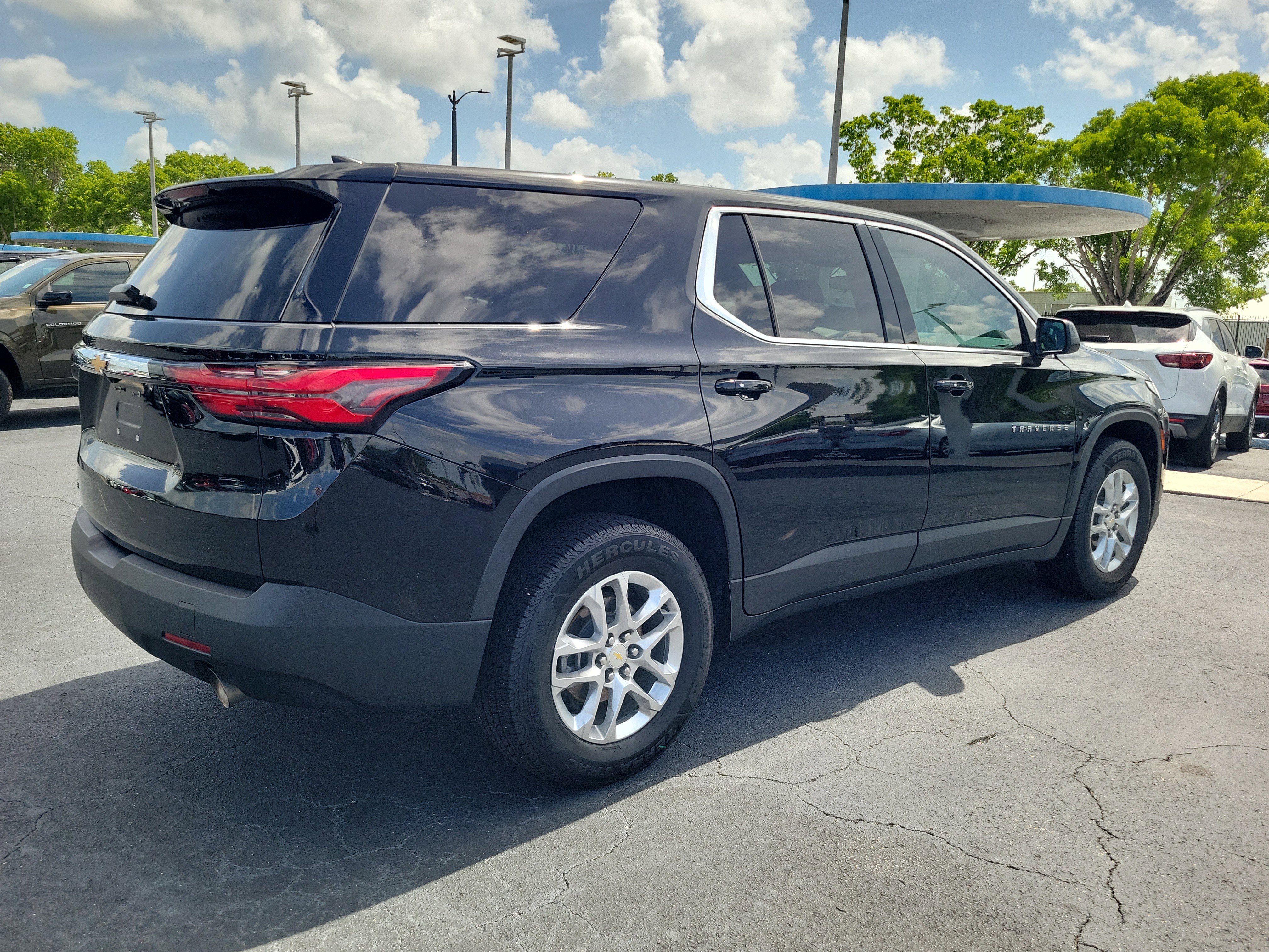 Used 2022 Chevrolet Traverse LS FWD image 4