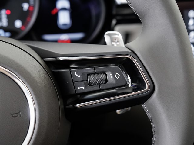 Certified 2025 Porsche Macan AWD/4WD image 15