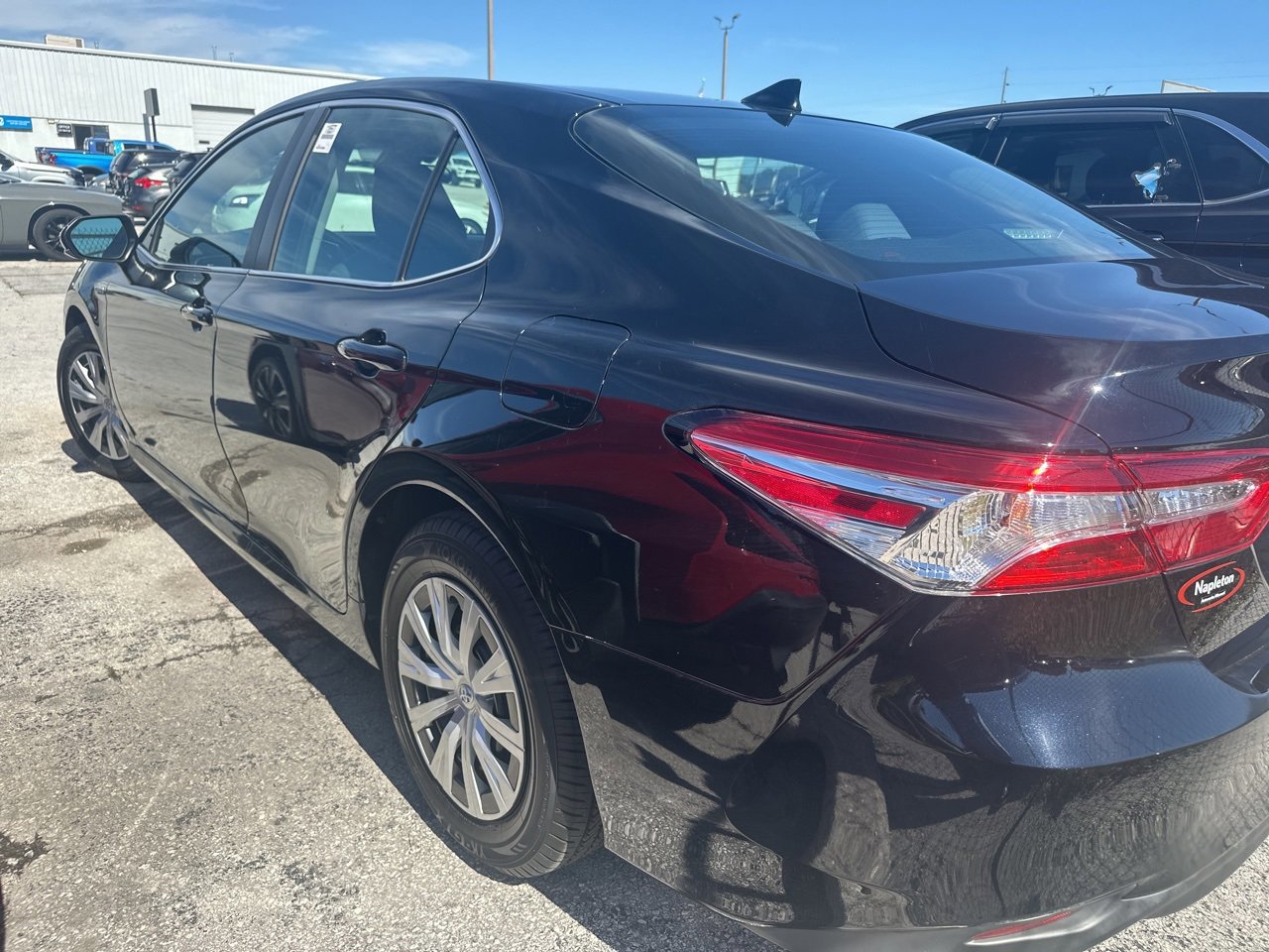 Used 2020 Toyota Camry LE image 5