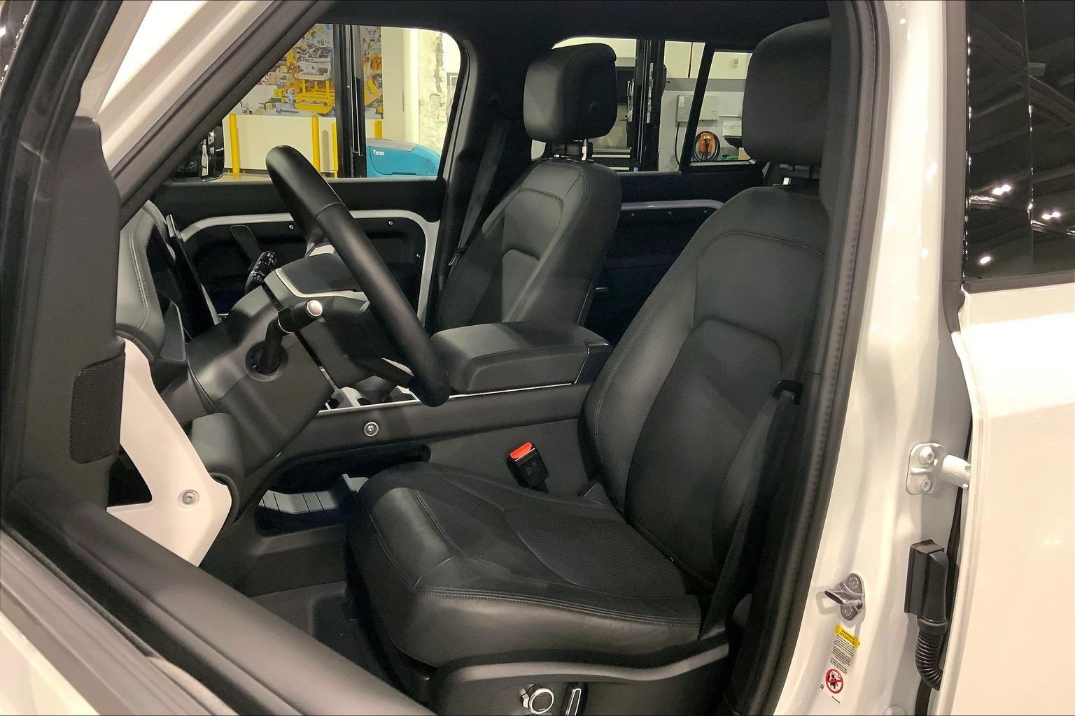 Used 2025 Land Rover Defender 130 X-Dynamic SE image 7