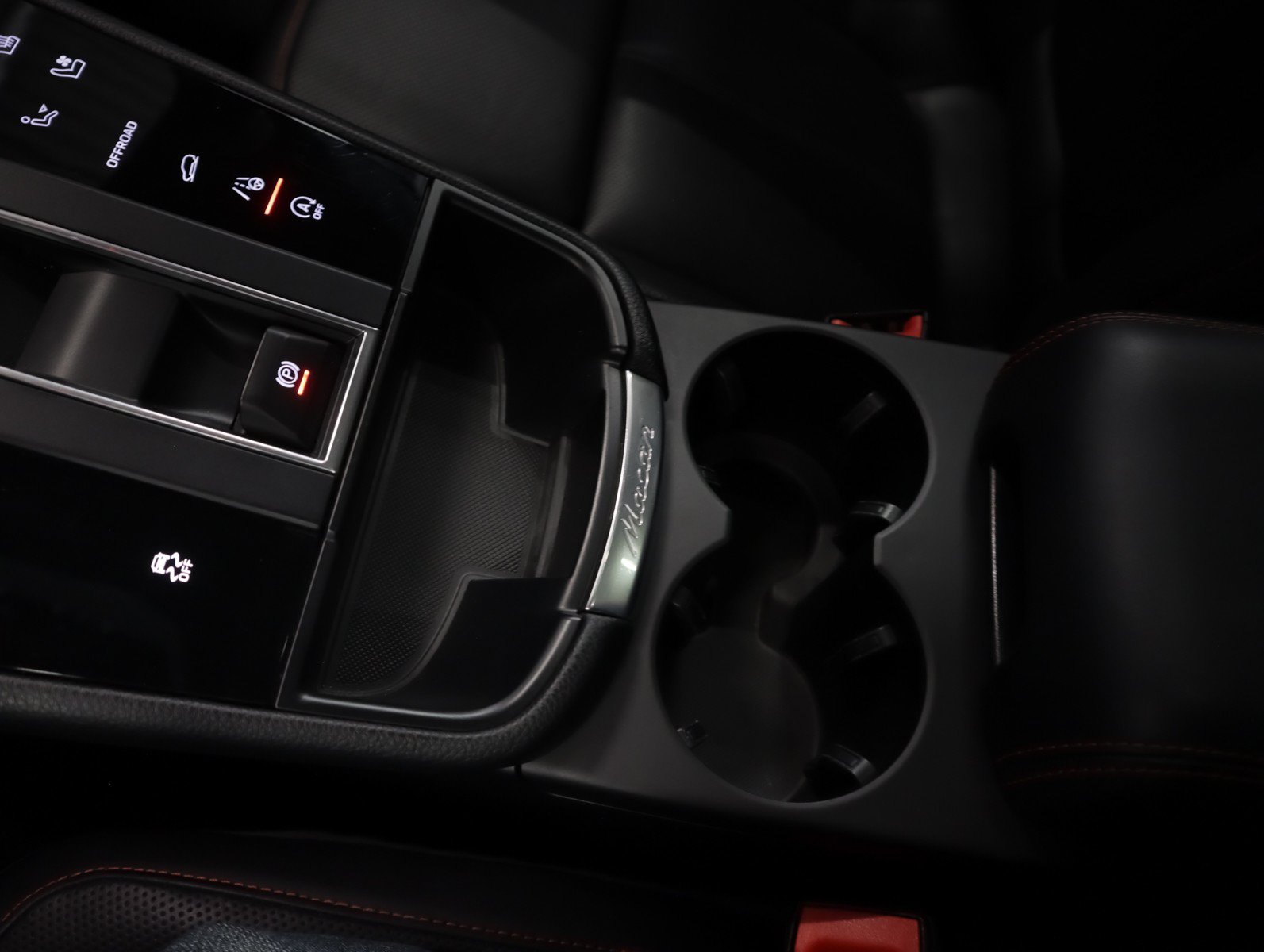 Certified 2024 Porsche Macan AWD/4WD image 19